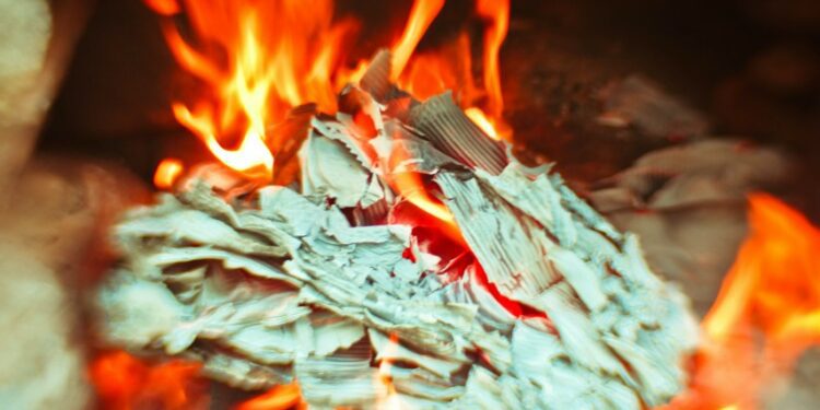 Sungguh Menyebalkan Tetangga yang Bakar Sampah Saat Semua Orang Rampung Jemur Baju