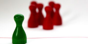 Mengapa Bu Risma Dipuja Warga Surabaya, tapi Sering Dirujak Netizen di Ibu Kota?