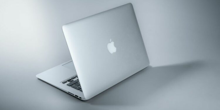 Gara-gara Pakai MacBook, Teman-teman Menganggap Saya Mapan dan Mau Meminjam Uang