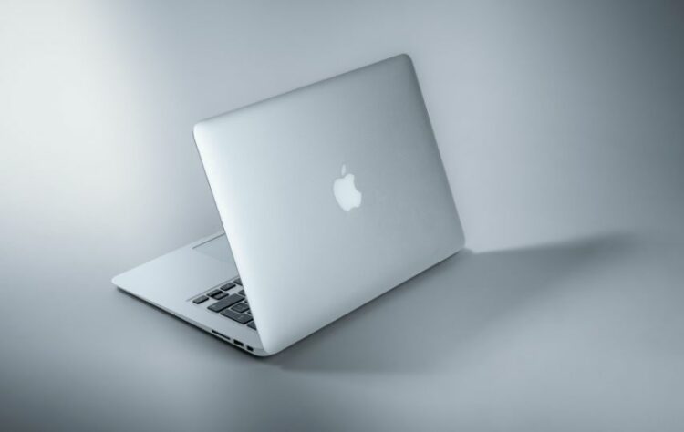 Gara-gara Pakai MacBook, Teman-teman Menganggap Saya Mapan dan Mau Meminjam Uang