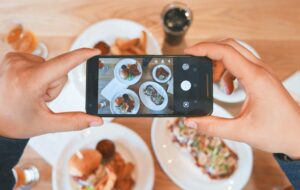 Jangan Dicemooh, Food Vlogger Memang Sangat Berguna bagi Kelanjutan Dunia