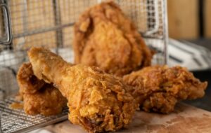 4 Orang Nggak Asyik yang Sebaiknya Nggak Makan di Olive Fried Chicken