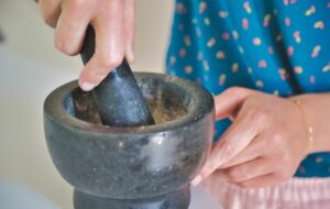 Mengulek Bumbu Adalah Kegiatan Paling Menyebalkan dan Bikin Malas Masak