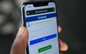 Facebook Adalah Seburuk-buruknya Tempat Curhat Soal Kulit dan Minta Rekomendasi Skincare