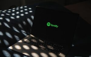 Rekomendasi 4 Podcast di Spotify yang Asyik buat Belajar Listening Bahasa Inggris