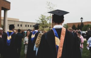 Wisuda Hanya Sebuah Seremoni, Rayakan Secukupnya Tak Perlu Berlebihan