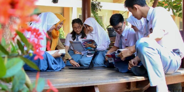 Sebagai Guru dan Seorang Ibu, Saya Nggak Setuju Masuk Sekolah Jam 5 Pagi. Ngerepotin!