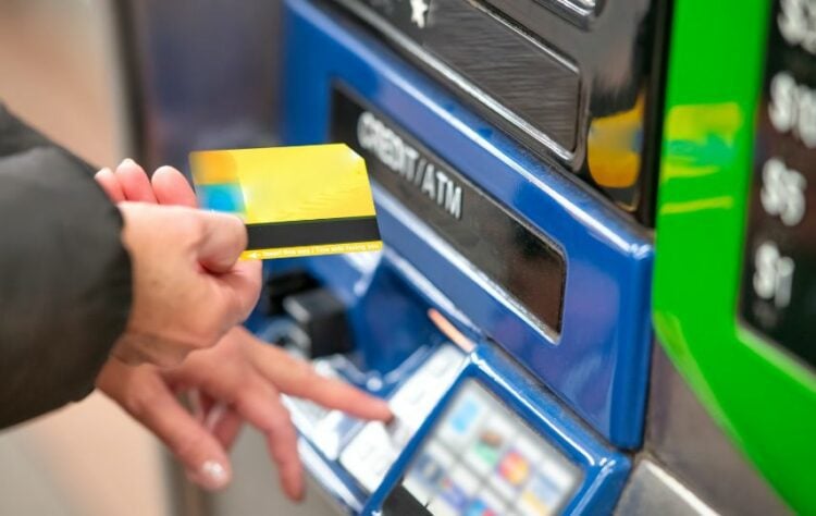 ATM Drive Thru Diciptakan untuk Memudahkan, tapi Malah Jadi Merepotkan