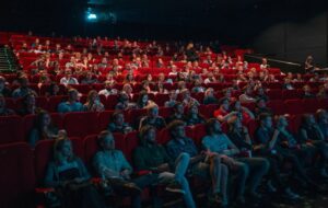 Orang yang Mainan HP di Bioskop Adalah Seburuk-buruknya Penikmat Film