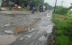 Yang Fana Itu Waktu, Jalan Rusak di Klaten Abadi