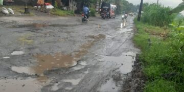 Yang Fana Itu Waktu, Jalan Rusak di Klaten Abadi