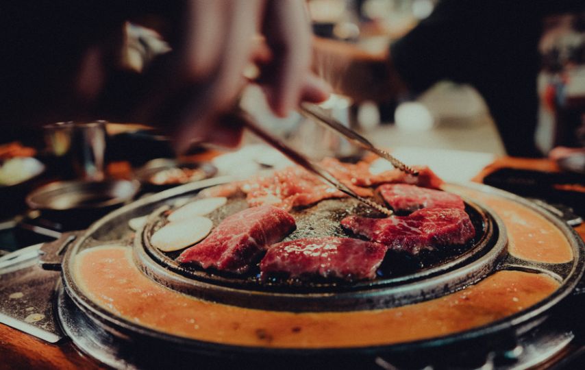 Restoran yang Mengharuskan Pengunjungnya Masak Sendiri Memang Nggak Cocok buat Kaum Mendang-Mending Kayak Saya