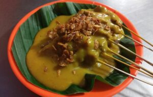 Makan Sate Padang Itu Pakai Ketupat, Bukan Lontong Apalagi Nasi