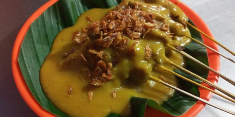 Makan Sate Padang Itu Pakai Ketupat, Bukan Lontong Apalagi Nasi