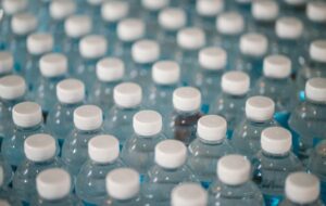 Tutup Botol Minuman yang Terlalu Seret untuk Dibuka Memang Menyiksa