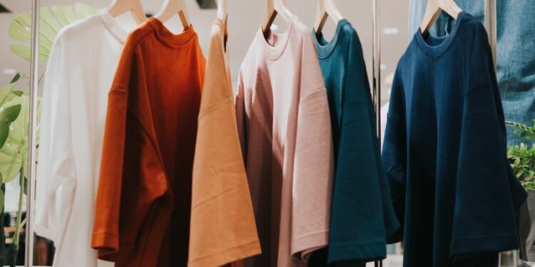 5 Ide Mix and Match Kaos Polos Uniqlo agar Penampilan Lebih Kece