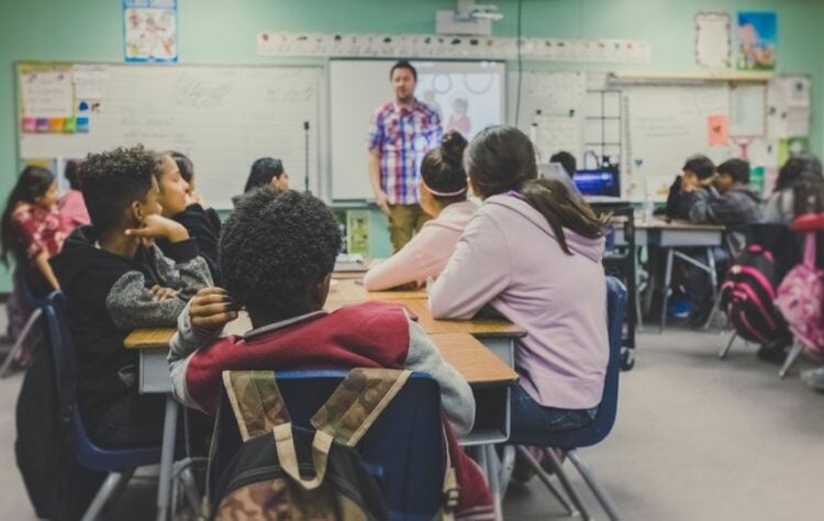 Suka Duka Asisten Guru SD Swasta, Berharga walau Dipandang Sebelah Mata