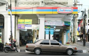 Indomaret Memang Tempat Nongkrong Terbaik bagi Semua Kalangan