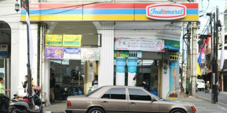 Indomaret Memang Tempat Nongkrong Terbaik bagi Semua Kalangan