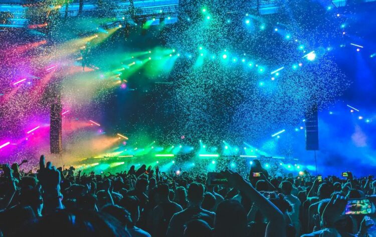5 Hal yang Perlu Kamu Pikirkan Sebelum Ikut-ikutan War Tiket Konser Coldplay