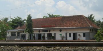 Stasiun Rewulu: Stasiun Khusus Kereta BBM yang Diburu Pencinta Fotografi