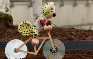 3 Manfaat Tersembunyi Menempelkan Boneka Marsupilami di Kaca Mobil