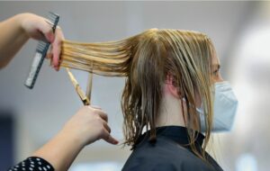 Dear Kapster Salon, Kami Pengin Potong Rambut, Bukan Dengerin Komentar Julid