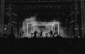 Ribut di Konser Itu Nggak Keren. Cara Ahmad Dhani Menghadapi Penonton Rusuh Boleh Dicontoh