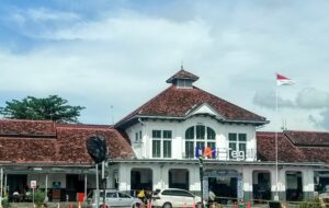 Stasiun Tegal itu Romantis, Sayang Dikorupsi