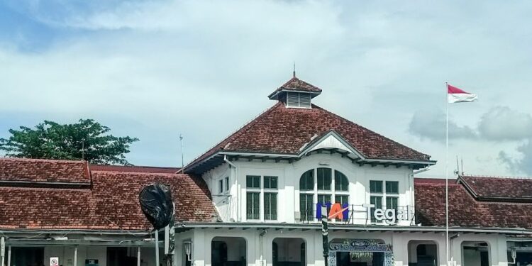 Stasiun Kota Tegal itu Romantis, Sayang Dikorupsi
