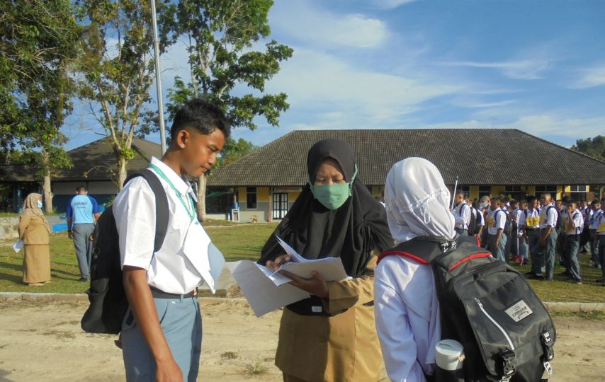 Keluh Kesah Guru Honorer di Pelosok Perbatasan Kalimantan