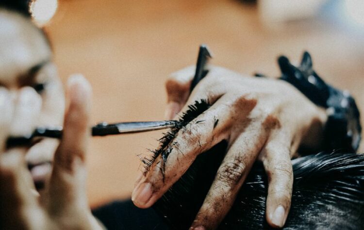 Pangkas Rambut Madura: Tetap Eksis Meski Digempur Barbershop Kekinian