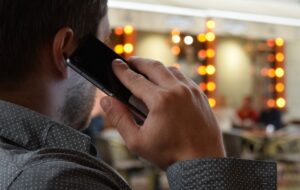 3 Alasan Orang Madura Gemar Telepon Kapan Saja dan di Mana Saja