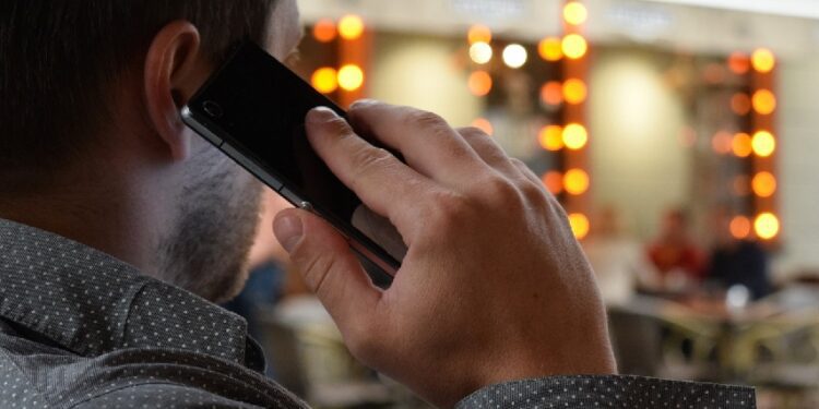 3 Alasan Orang Madura Gemar Telepon Kapan Saja dan di Mana Saja
