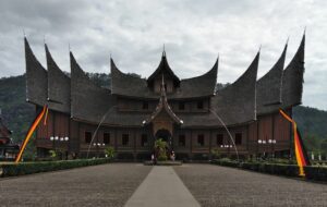 Rumah Gadang Pakai Atap Seng, Sebuah Siasat Menghadapi Tuntutan Zaman