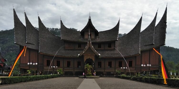 Rumah Gadang Pakai Atap Seng, Sebuah Siasat Menghadapi Tuntutan Zaman