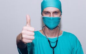 Seretnya Gaji Tenaga Kesehatan dan Konyolnya Rasio Dokter 1: 1.000 Penduduk