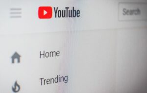 Rekomendasi 4 Kanal YouTube buat Belajar British Accent