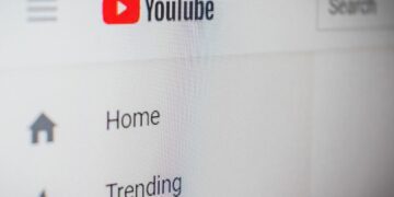 Rekomendasi 4 Kanal YouTube buat Belajar British Accent