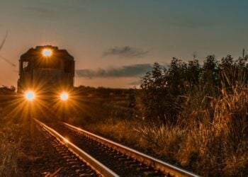 Stasiun Garahan Jember dan Secuil Kisah Masa Kecil Bersama Pedagang Pecel Pincuk Legendaris