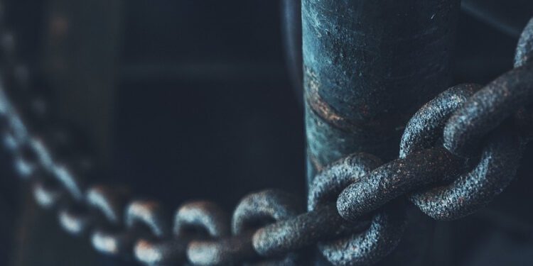 Punya Ibu Kos Overprotektif Itu Sama Sekali Nggak Enak