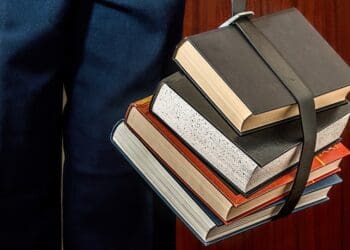 Wajib Nyumbang Buku sebagai Syarat Kelulusan Itu Perampokan, Bukan Usaha Mencerdaskan!