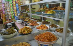 Pengalaman Makan di Warteg Kharisma Bahari Tegal dan Kekurangan yang Saya Rasakan