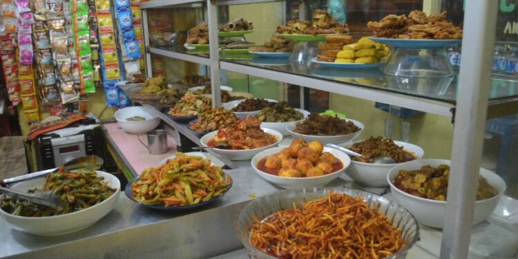 3 Dosa Warteg Kharisma Bahari di Tegal