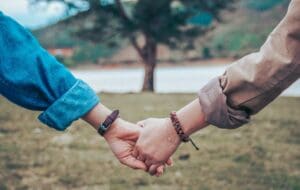 Terus Terang Aja, Satu Kelompok KKN Sama Pacar Itu Nggak Seindah yang Dibayangkan