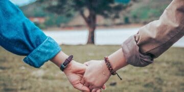 Terus Terang Aja, Satu Kelompok KKN Sama Pacar Itu Nggak Seindah yang Dibayangkan