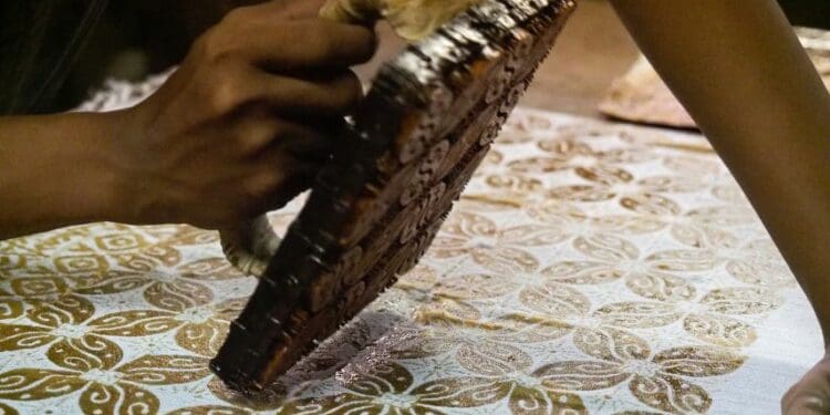 Batik Terkenal, Lingkungan Tercemar: Kisah Warga Pekalongan yang Mulai Berdamai dengan Pencemaran Lingkungan hari batik