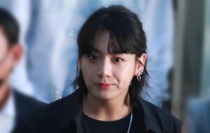 Ini, sih, Udah Bukan Fan service Lagi! 4 Kelakuan Random Jungkook BTS saat Live yang Dijamin Bikin Kamu Terhibur