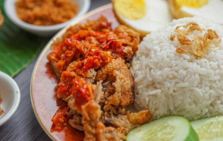 Ayam Geprek, Makanan Khas Jogja Sukses Menginvasi Semarang (Unsplash)