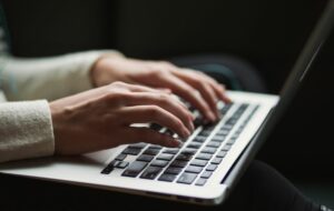 Sisi Gelap Penulis Novel Online: Syaratnya Gila-gilaan, Persaingan Makin Ketat